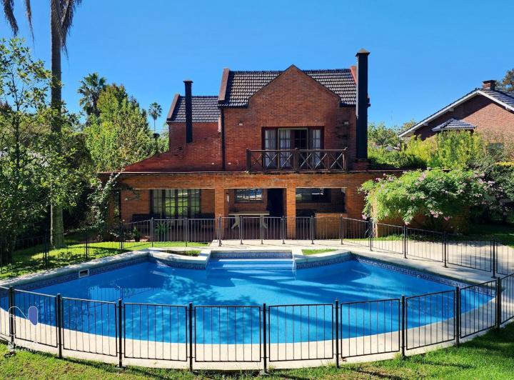 Casa · 279m² · 6 Ambientes · 1 Cochera