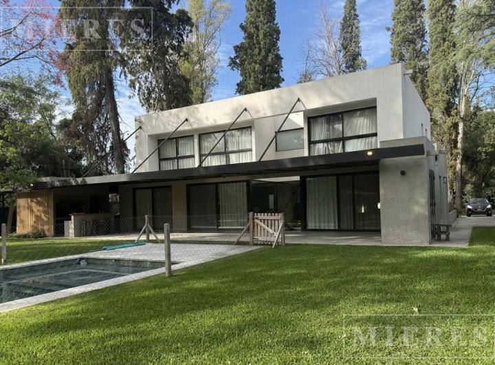 Casa · 315m² · 7 Ambientes · 3 Cocheras