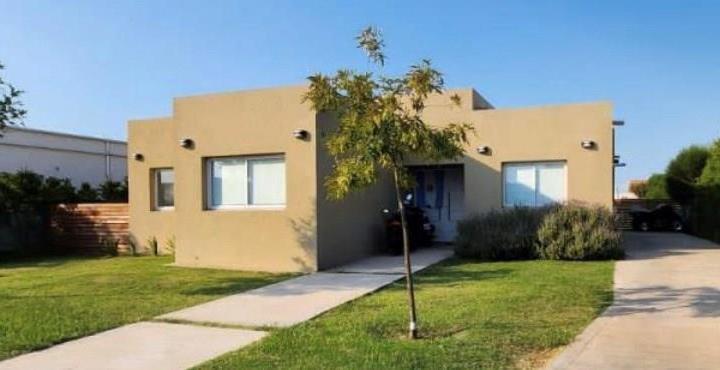 Casa · 180m² · 5 Ambientes