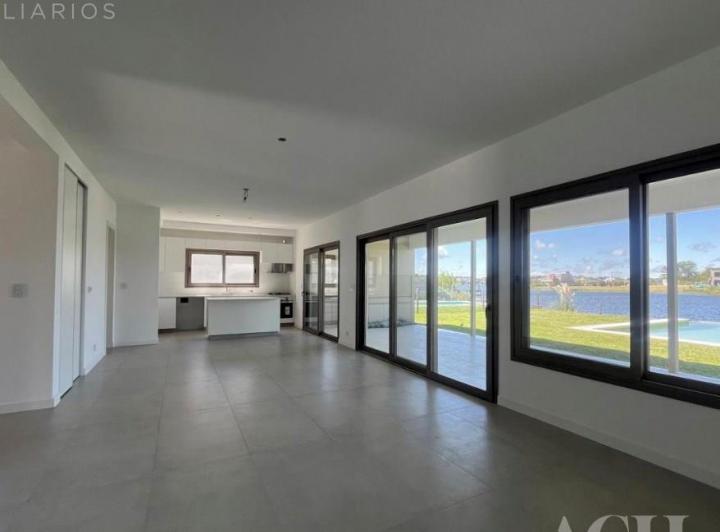 Casa · 240m² · 6 Ambientes · 1 Cochera