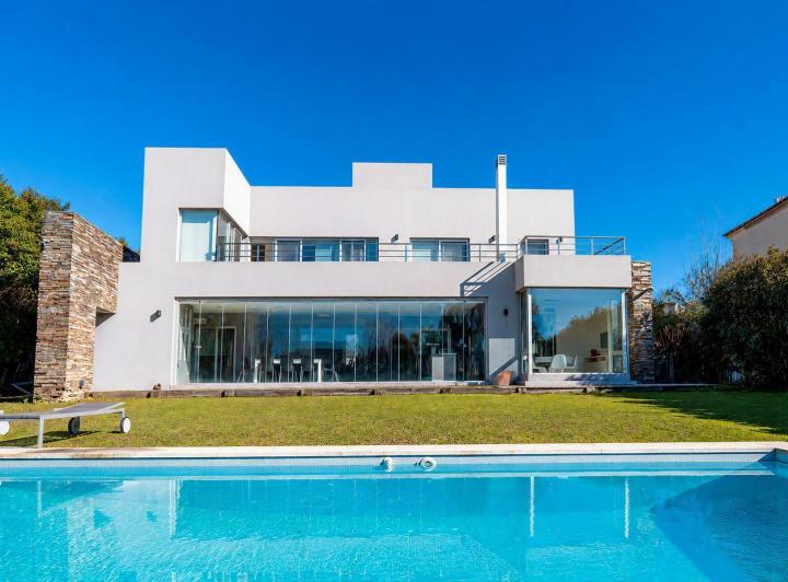 Casa · 450m² · 7 Ambientes · 3 Cocheras