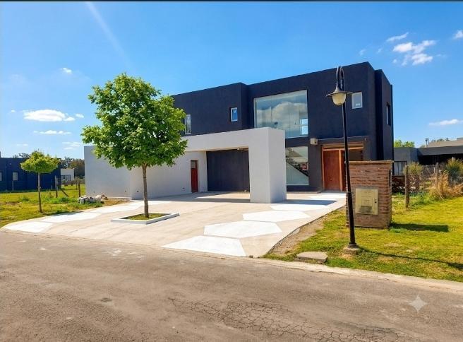 Casa · 201m² · 5 Ambientes · 7 Cocheras