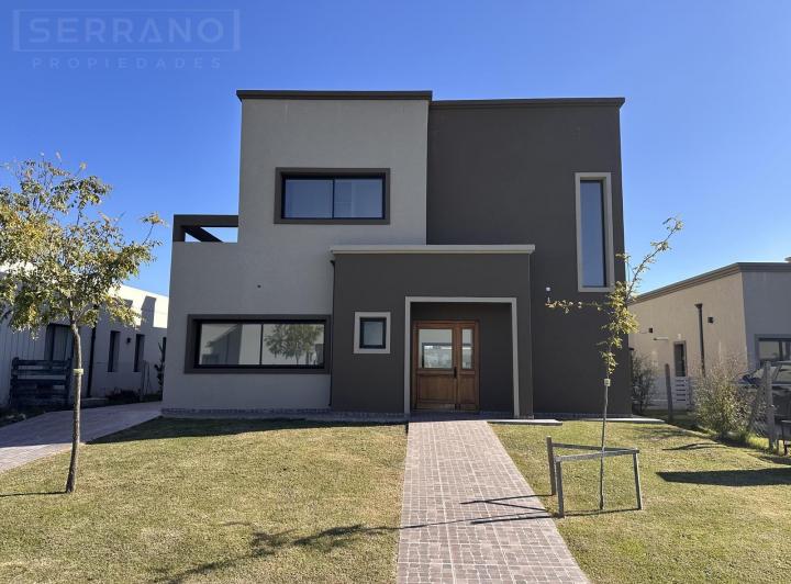 Casa · 221m² · 6 Ambientes · 2 Cocheras