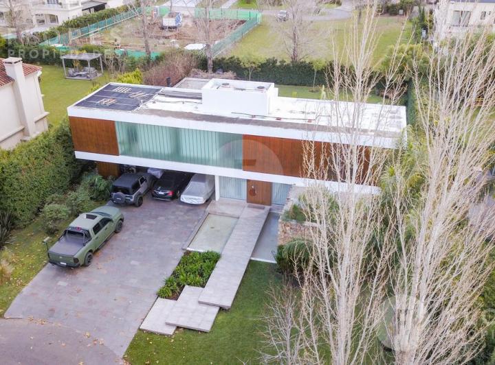 Casa · 354m² · 6 Ambientes · 3 Cocheras