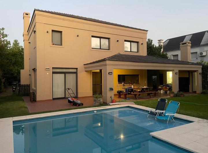 Casa · 255m² · 5 Ambientes · 4 Cocheras