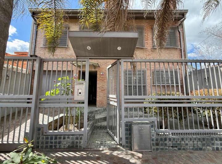 Casa · 225m² · 5 Ambientes · 1 Cochera