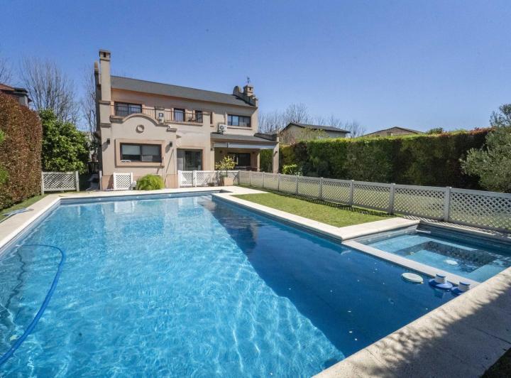 Casa · 300m² · 5 Ambientes · 2 Cocheras