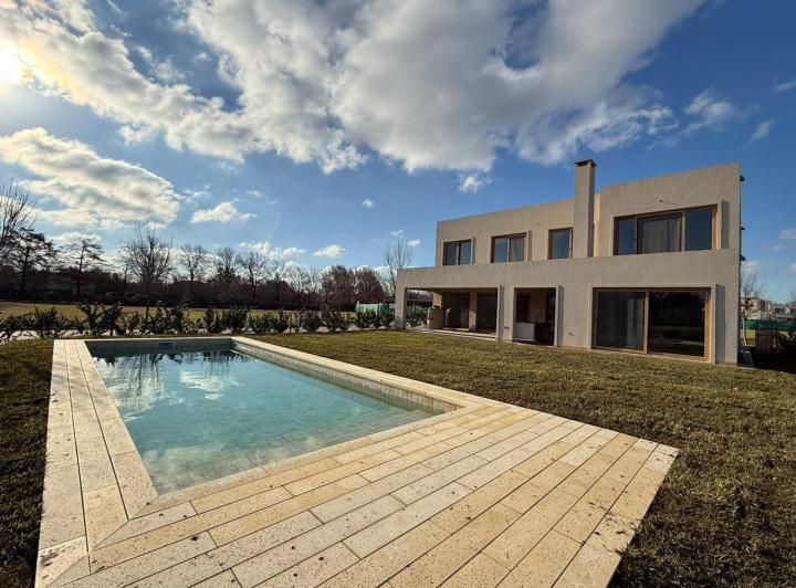 Casa · 266m² · 8 Ambientes