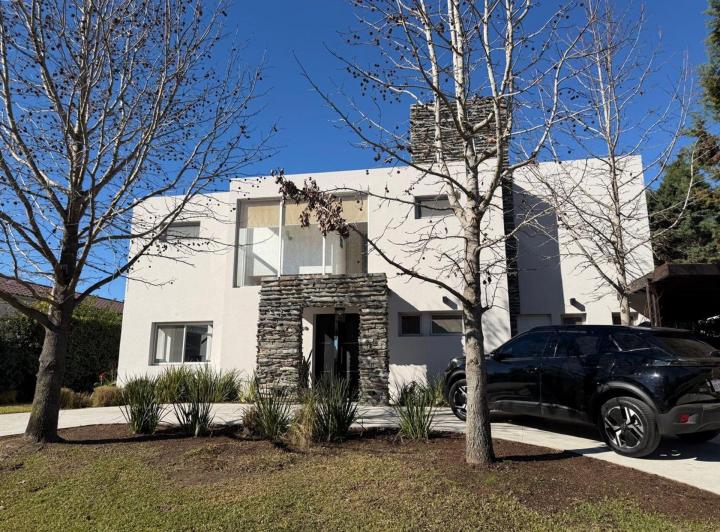 Casa · 153m² · 6 Ambientes · 1 Cochera