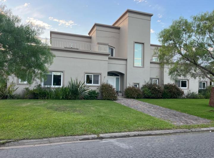 Casa · 410m² · 5 Dormitorios · 2 Cocheras