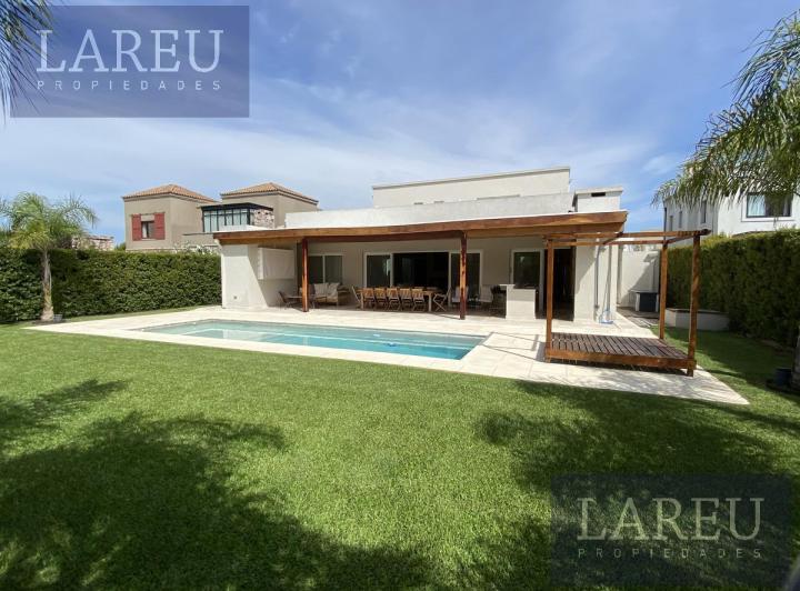 Casa · 426m² · 6 Ambientes · 2 Cocheras
