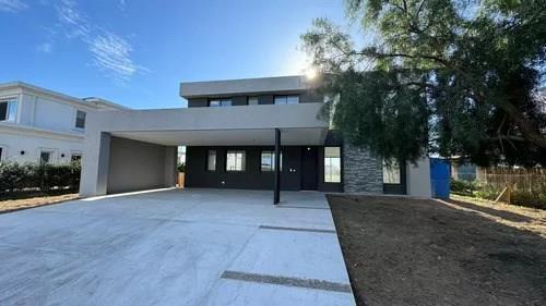 Casa · 235m² · 6 Ambientes