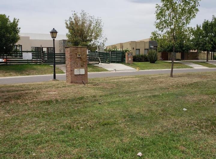 Terreno · 940m² · 4 Cocheras
