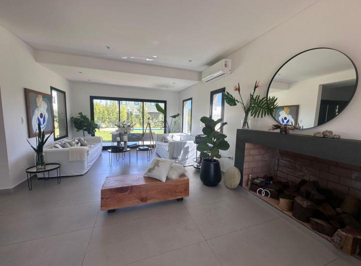 Casa · 180m² · 5 Ambientes · 4 Cocheras