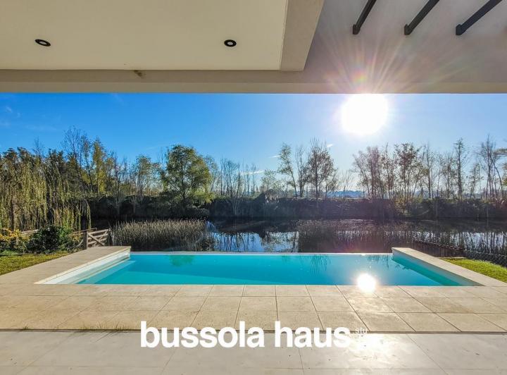 Casa · 226m² · 5 Ambientes · 4 Cocheras
