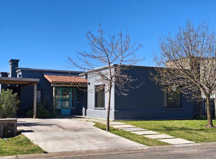 Casa · 160m² · 4 Ambientes · 1 Cochera