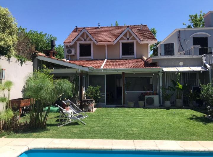 Casa · 190m² · 8 Ambientes · 2 Cocheras