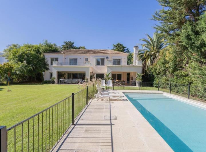 Casa · 450m² · 7 Ambientes · 2 Cocheras