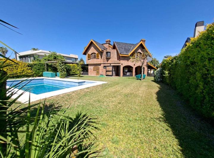 Casa · 200m² · 4 Ambientes · 1 Cochera
