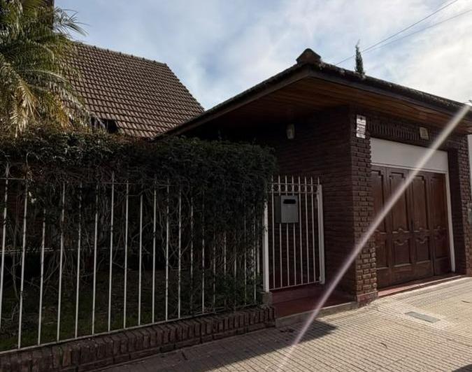 Casa · 400m² · 9 Ambientes · 2 Cocheras