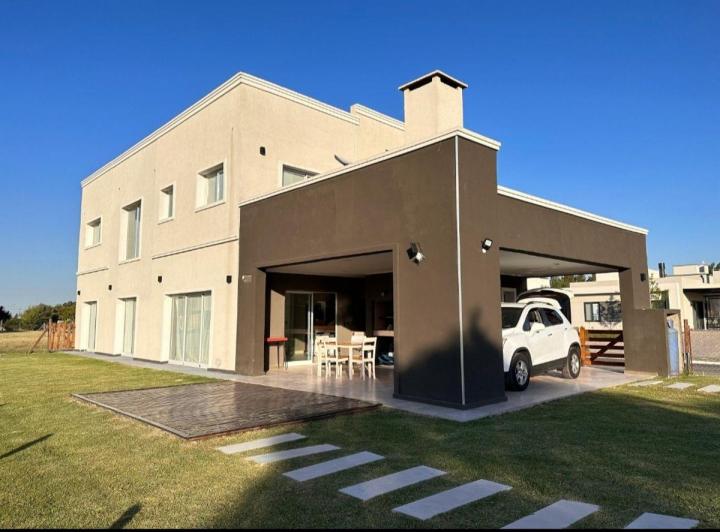 Casa · 200m² · 5 Ambientes · 1 Cochera