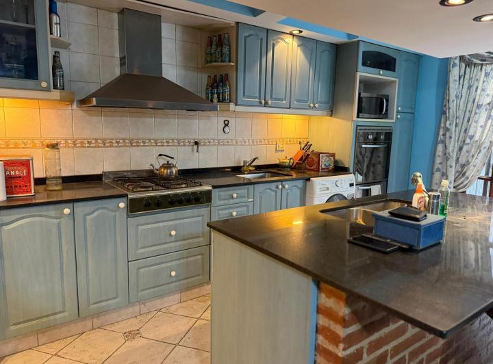 Casa · 163m² · 8 Ambientes · 2 Cocheras