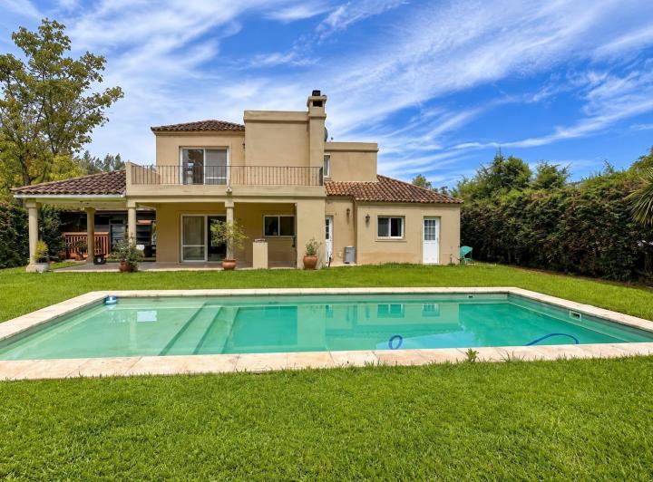 Casa · 106m² · 4 Ambientes · 2 Cocheras