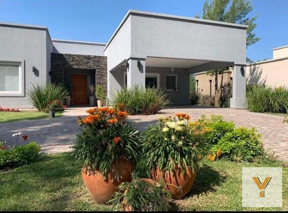 Casa · 300m² · 5 Ambientes · 1 Cochera