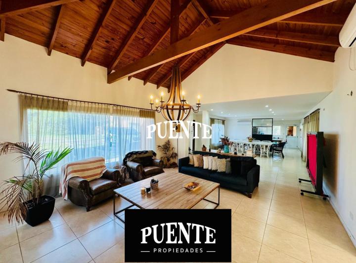 Casa · 218m² · 5 Ambientes · 2 Cocheras