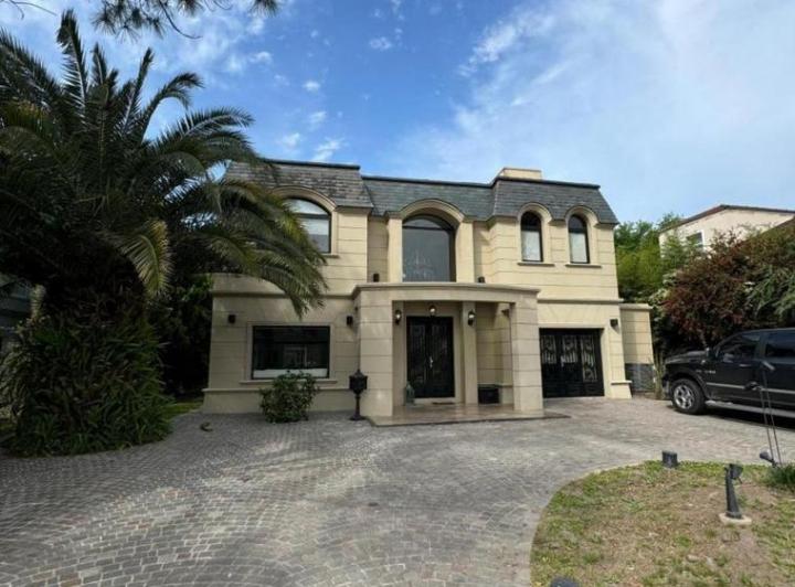 Casa · 360m² · 4 Ambientes · 3 Cocheras
