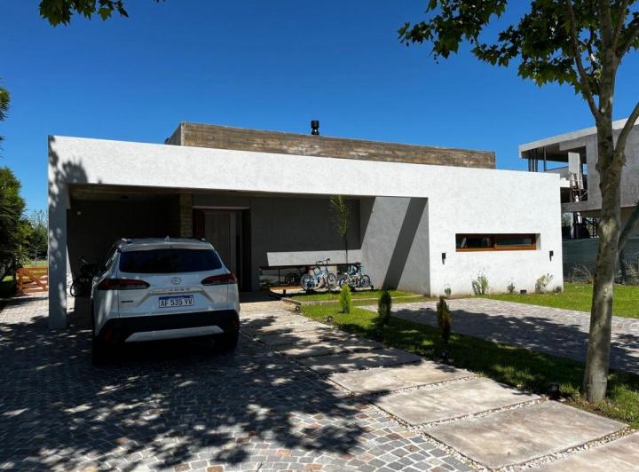 Casa · 200m² · 5 Ambientes · 1 Cochera