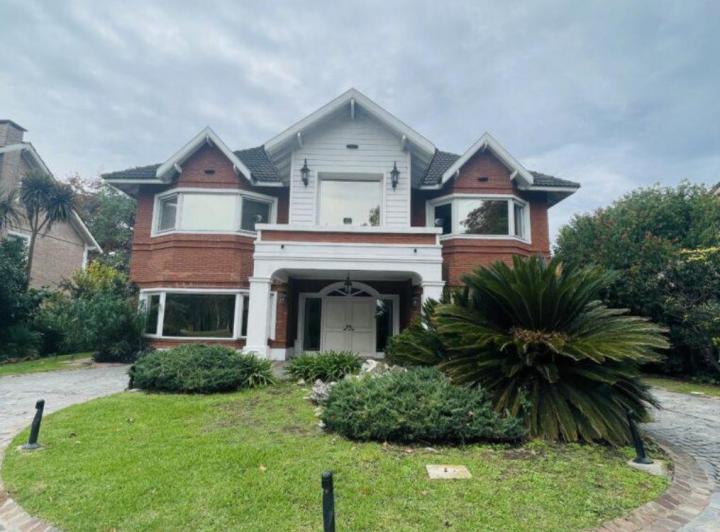 Casa · 330m² · 5 Ambientes · 1 Cochera