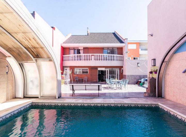 Casa · 337m² · 6 Ambientes · 4 Cocheras