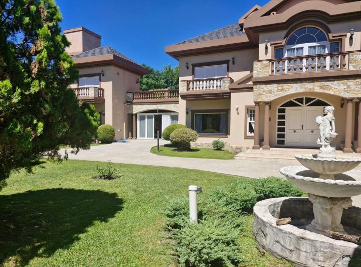Casa · 790m² · 8 Ambientes · 3 Cocheras