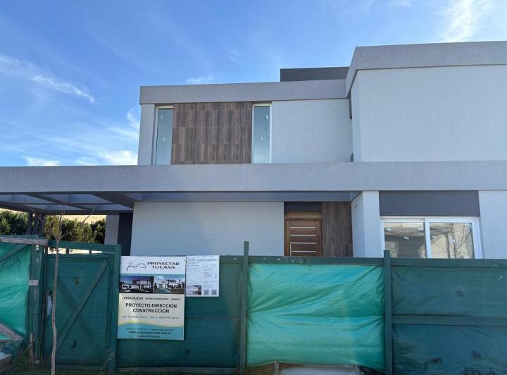 Casa · 208m² · 5 Ambientes · 2 Cocheras