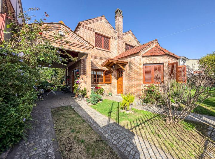 Casa · 162m² · 5 Ambientes · 1 Cochera