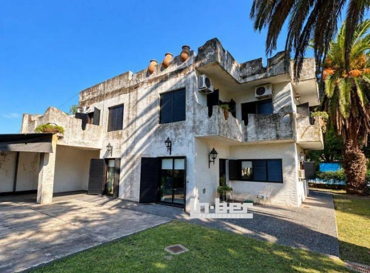 Casa · 290m² · 6 Ambientes · 2 Cocheras