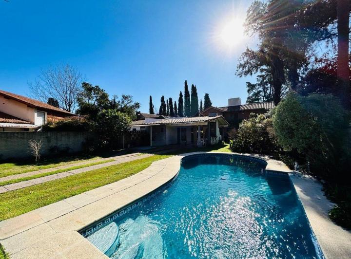 Casa · 326m² · 7 Ambientes · 2 Cocheras