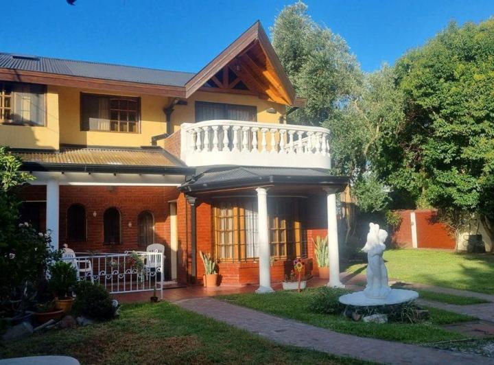 Casa · 280m² · 6 Ambientes · 2 Cocheras