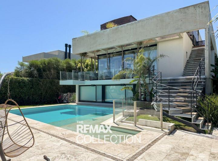 Casa · 339m² · 6 Ambientes · 4 Cocheras