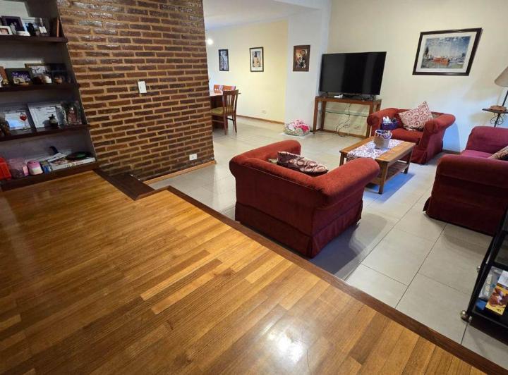 Casa · 290m² · 6 Ambientes · 1 Cochera