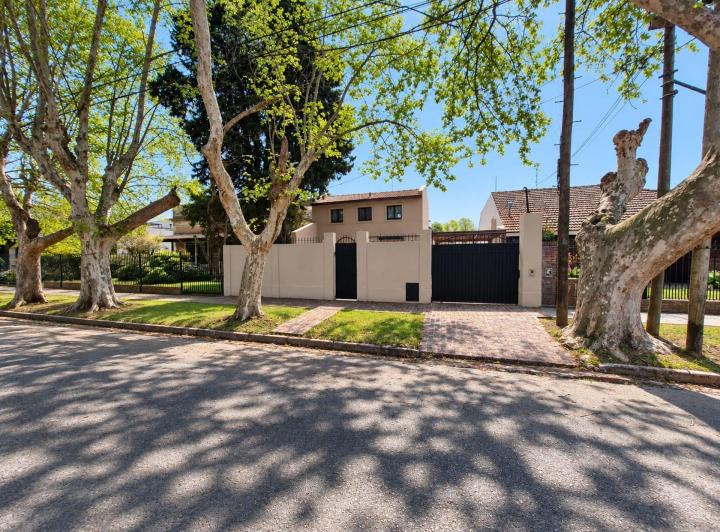 Casa · 205m² · 5 Ambientes · 1 Cochera