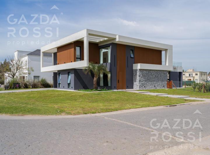 Casa · 320m² · 5 Ambientes · 6 Cocheras