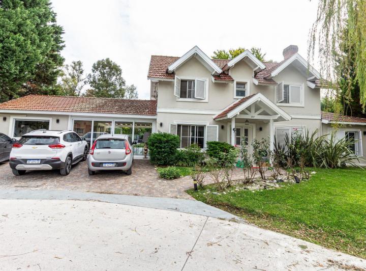 Casa · 300m² · 5 Ambientes · 1 Cochera