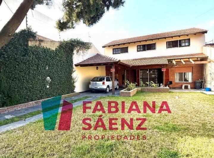 Casa · 200m² · 5 Ambientes · 2 Cocheras
