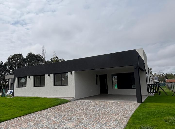 Casa · 140m² · 5 Ambientes · 2 Cocheras
