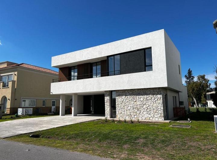 Casa · 282m² · 5 Ambientes · 2 Cocheras