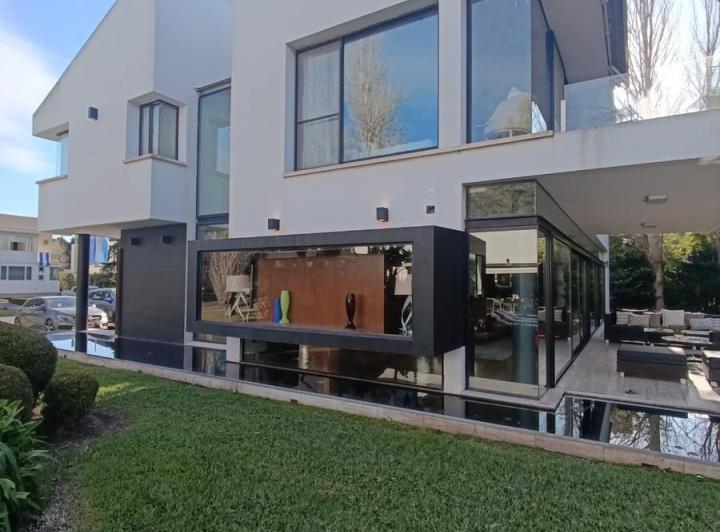 Casa · 660m² · 7 Ambientes · 4 Cocheras