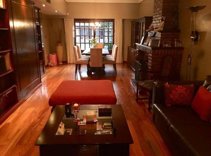 Casa · 240m² · 5 Ambientes · 2 Cocheras