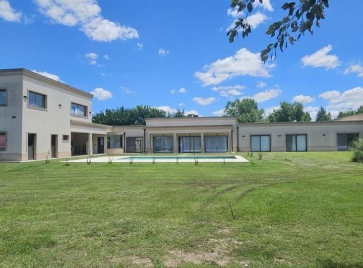 Casa · 457m² · 7 Ambientes · 2 Cocheras